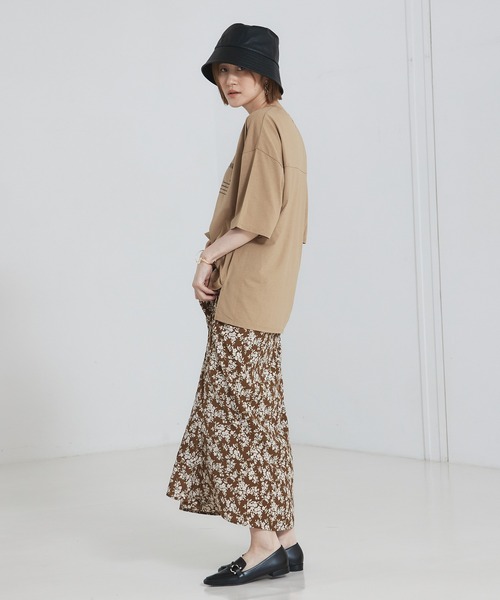 abahouse mavie(アバハウスマヴィ)の「オーバーサイズロゴTシャツ(Tシャツ/カットソー・レディース・チャコールグレー/ブラック/ホワイト/ホワイト系その他/グレー系その他/ベージュ/ホワイト系その他2/ブラック系その他・フリー)」の19枚目の写真