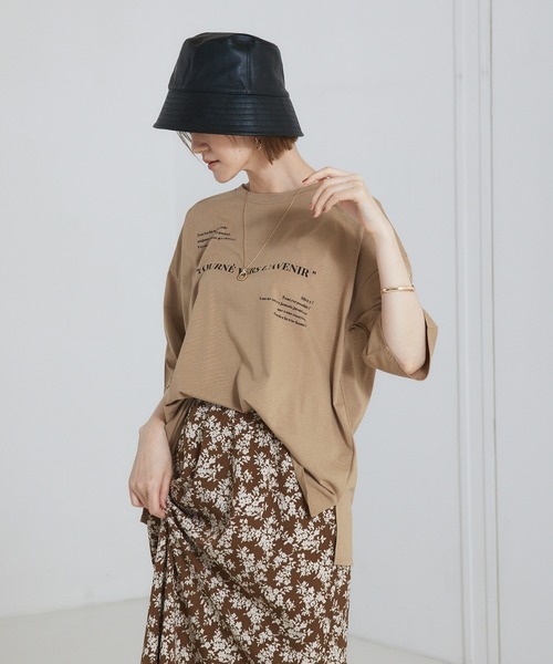 abahouse mavie(アバハウスマヴィ)の「オーバーサイズロゴTシャツ(Tシャツ/カットソー・レディース・チャコールグレー/ブラック/ホワイト/ホワイト系その他/グレー系その他/ベージュ/ホワイト系その他2/ブラック系その他・フリー)」の18枚目の写真