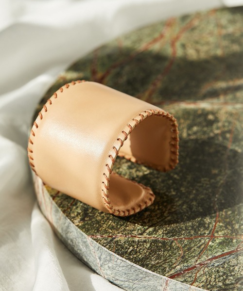 Whim Gazette（ウィムガゼット）の「【LEFIJE】レザービッグバングル（バングル/リストバンド・レディース・ベージュ・FREE）」の3枚目の写真