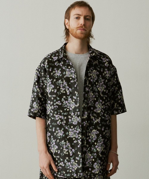 UNSELDs（アンセルズ）の「【UNSELDs アンセルズ】フローラルジャガード レギュラーカラー ハーフスリーブシャツ［セットアップ対応］（シャツ/ブラウス・メンズ・ブラック/ダークグレー/ネイビー・L/M）」の2枚目の写真