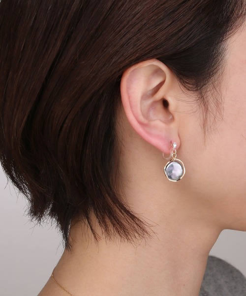 Manon's Selection(マノンズセレクション)の「1粒ストーンパールデザインリングイヤリング(イヤリング・レディース・ブラック/ホワイト・ONE SIZE)」の4枚目の写真