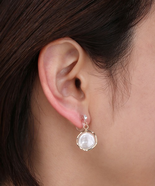 Manon's Selection(マノンズセレクション)の「1粒ストーンパールデザインリングイヤリング(イヤリング・レディース・ブラック/ホワイト・ONE SIZE)」の6枚目の写真