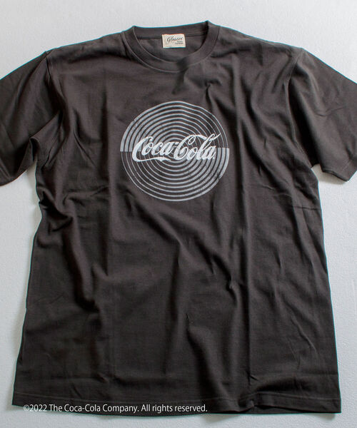 GLOSTER（グロスター）の「【GLOSTER/グロスター】Coca-Cola Tシャツ コカ･コーラ プリントT（Tシャツ/カットソー・メンズ・チャコールグレー・MEDIUM/LARGE）」の3枚目の写真