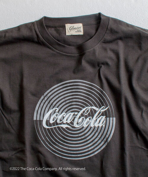 GLOSTER（グロスター）の「【GLOSTER/グロスター】Coca-Cola Tシャツ コカ･コーラ プリントT（Tシャツ/カットソー・メンズ・チャコールグレー・MEDIUM/LARGE）」の2枚目の写真