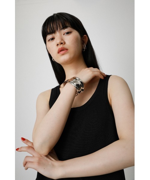 AZUL by moussy（アズールバイマウジー）の「WIDE METAL BANGLE/ワイドメタルバングル（ブレスレット・レディース・シルバー/ゴールド系その他・FREE）」の5枚目の写真