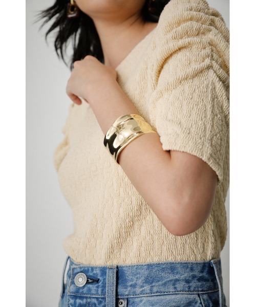 AZUL by moussy（アズールバイマウジー）の「WIDE METAL BANGLE/ワイドメタルバングル（ブレスレット・レディース・シルバー/ゴールド系その他・FREE）」の12枚目の写真