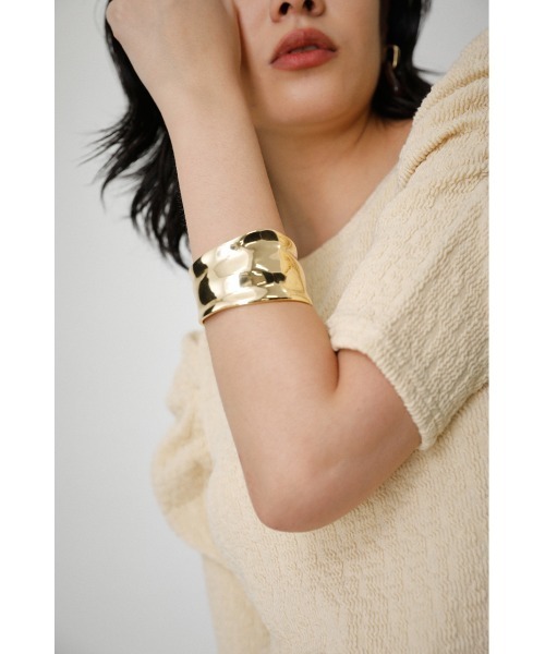 AZUL by moussy（アズールバイマウジー）の「WIDE METAL BANGLE/ワイドメタルバングル（ブレスレット・レディース・シルバー/ゴールド系その他・FREE）」の13枚目の写真