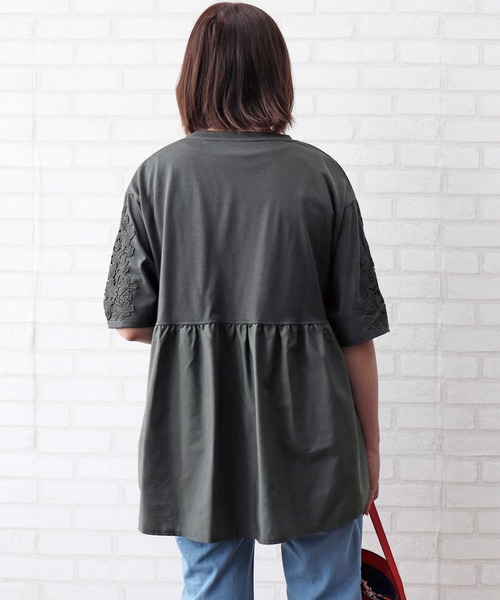 BELLUNA PLUS（ベルーナ）の「袖レース使い異素材切替プルオーバー（Tシャツ/カットソー・レディース・ブルー/チャコール/ベージュ・MEDIUM/LARGE/X-LARGE）」の6枚目の写真