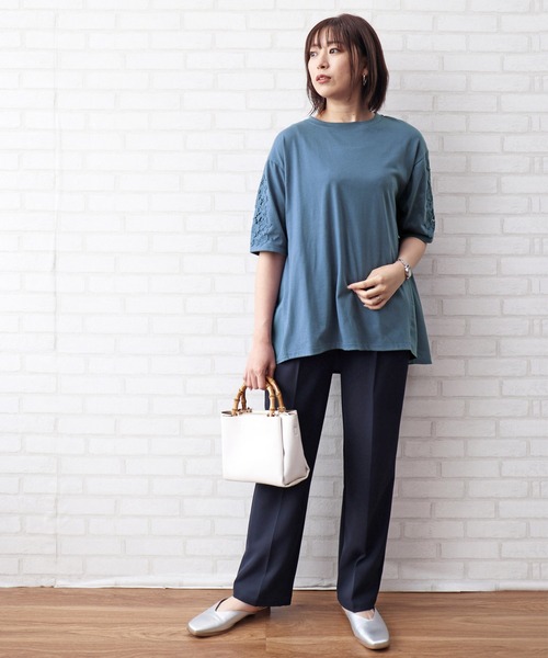 BELLUNA PLUS（ベルーナ）の「袖レース使い異素材切替プルオーバー（Tシャツ/カットソー・レディース・ブルー/チャコール/ベージュ・MEDIUM/LARGE/X-LARGE）」の8枚目の写真