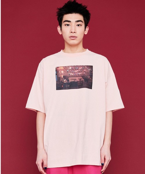 Little sunny bite（リトルサニーバイト）の「LittleSunnyBite/リトルサニーバイト/little sunny bite × STRANGER THINGS Photo big tee（Tシャツ/カットソー・レディース・ホワイト/ブラック/ピンク・SMALL/MEDIUM）」の7枚目の写真