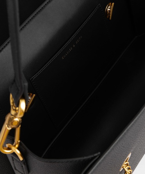 CHARLES & KEITH（チャールズ & キース）の「Blair ブレア ダブルチェーンハンドルバッグ / Blair Double Chain Handle Bag（ショルダーバッグ・レディース・ブラック/サンドベージュ・L）」の6枚目の写真