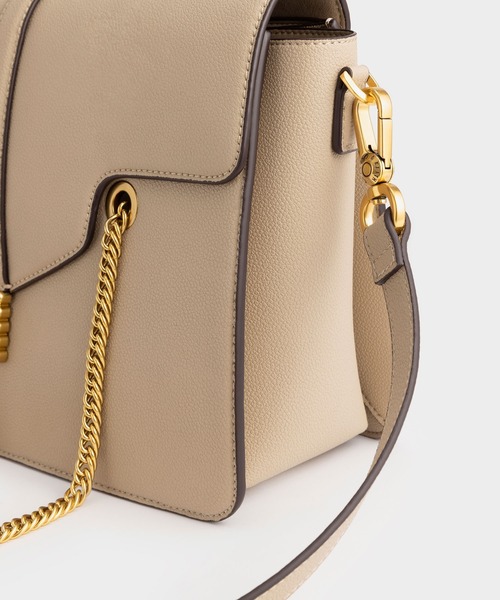 CHARLES & KEITH（チャールズ & キース）の「Blair ブレア ダブルチェーンハンドルバッグ / Blair Double Chain Handle Bag（ショルダーバッグ・レディース・ブラック/サンドベージュ・L）」の8枚目の写真