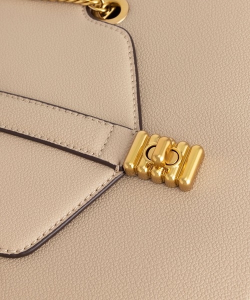 CHARLES & KEITH（チャールズ & キース）の「Blair ブレア ダブルチェーンハンドルバッグ / Blair Double Chain Handle Bag（ショルダーバッグ・レディース・ブラック/サンドベージュ・L）」の9枚目の写真