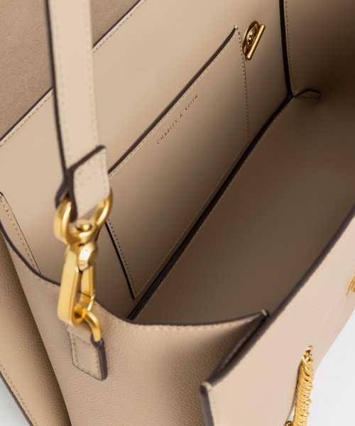 CHARLES & KEITH（チャールズ & キース）の「Blair ブレア ダブルチェーンハンドルバッグ / Blair Double Chain Handle Bag（ショルダーバッグ・レディース・ブラック/サンドベージュ・L）」の10枚目の写真