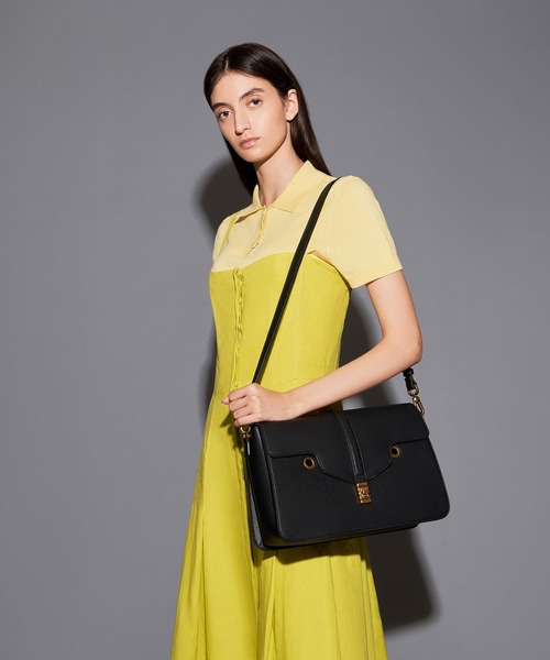 CHARLES & KEITH（チャールズ & キース）の「Blair ブレア ダブルチェーンハンドルバッグ / Blair Double Chain Handle Bag（ショルダーバッグ・レディース・ブラック/サンドベージュ・L）」の13枚目の写真