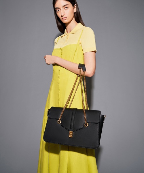 CHARLES & KEITH（チャールズ & キース）の「Blair ブレア ダブルチェーンハンドルバッグ / Blair Double Chain Handle Bag（ショルダーバッグ・レディース・ブラック/サンドベージュ・L）」の14枚目の写真