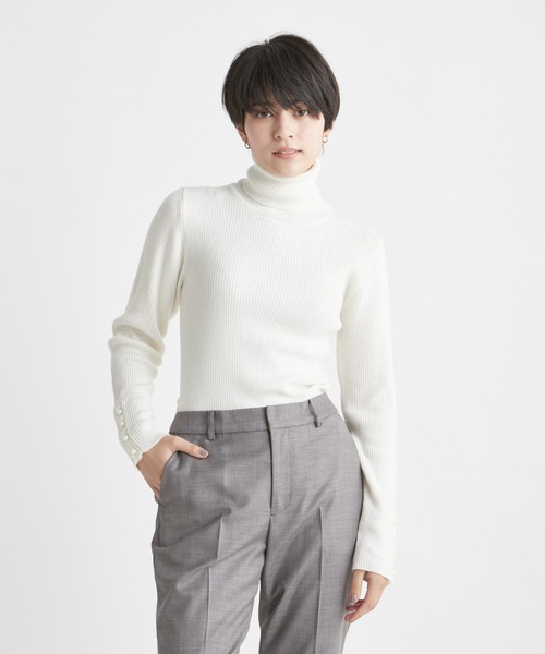 INED CLARO(イネドクラロ)の「パールボタンリブタートル ウォッシャブル さりげない手元のパールモチーフ(ニット/セーター・レディース・ブラック/ブラウン/オフホワイト/ピンク/グレー系その他・フリー)」の15枚目の写真