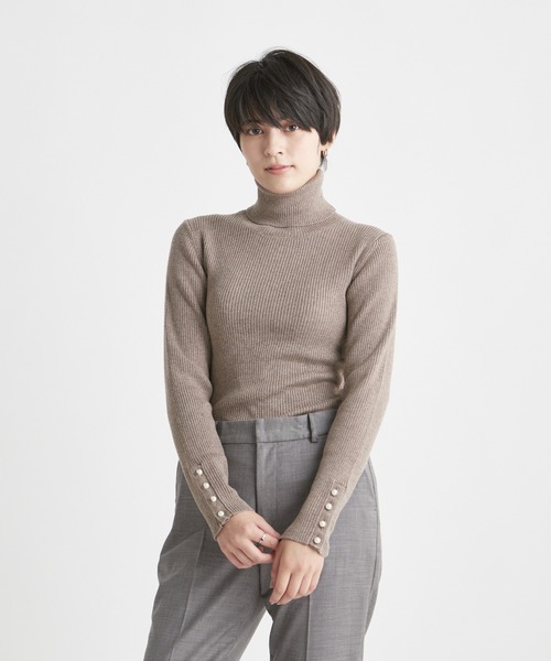 INED CLARO(イネドクラロ)の「パールボタンリブタートル ウォッシャブル さりげない手元のパールモチーフ(ニット/セーター・レディース・ブラック/ブラウン/オフホワイト/ピンク/グレー系その他・フリー)」の12枚目の写真