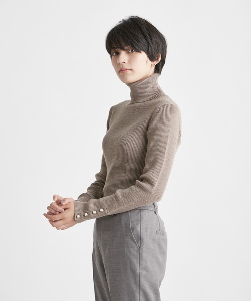 INED CLARO(イネドクラロ)の「パールボタンリブタートル ウォッシャブル さりげない手元のパールモチーフ(ニット/セーター・レディース・ブラック/ブラウン/オフホワイト/ピンク/グレー系その他・フリー)」の20枚目の写真