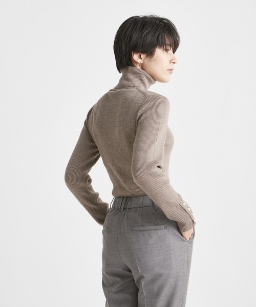 INED CLARO(イネドクラロ)の「パールボタンリブタートル ウォッシャブル さりげない手元のパールモチーフ(ニット/セーター・レディース・ブラック/ブラウン/オフホワイト/ピンク/グレー系その他・フリー)」の16枚目の写真