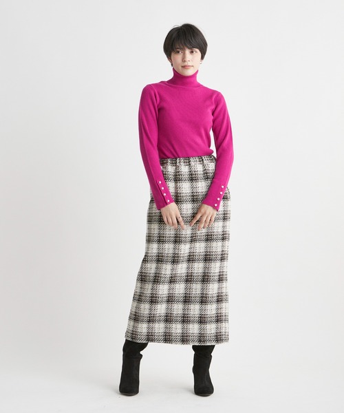 INED CLARO(イネドクラロ)の「パールボタンリブタートル ウォッシャブル さりげない手元のパールモチーフ(ニット/セーター・レディース・ブラック/ブラウン/オフホワイト/ピンク/グレー系その他・フリー)」の21枚目の写真