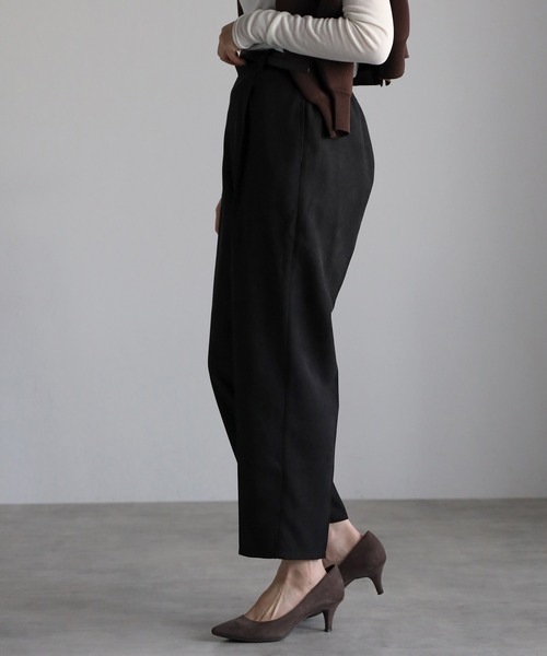 Yucca(ユッカ)の「ベルト付きテーパードパンツ(その他パンツ・レディース・ダークグリーン/ブラック・MEDIUM)」の4枚目の写真