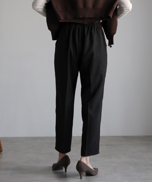 Yucca(ユッカ)の「ベルト付きテーパードパンツ(その他パンツ・レディース・ダークグリーン/ブラック・MEDIUM)」の5枚目の写真