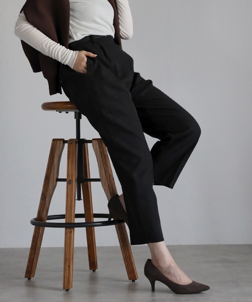 Yucca(ユッカ)の「ベルト付きテーパードパンツ(その他パンツ・レディース・ダークグリーン/ブラック・MEDIUM)」の6枚目の写真