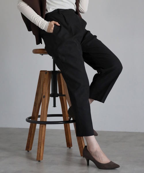 Yucca(ユッカ)の「ベルト付きテーパードパンツ(その他パンツ・レディース・ダークグリーン/ブラック・MEDIUM)」の7枚目の写真