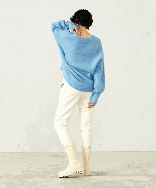 NOLLEY’S(ノーリーズ)の「◇【WEB限定】起毛モヘヤパフスリーブVネックプルオーバーニット(ニット/セーター・レディース・オリーブ/ライトブルー/ピンク・38)」の4枚目の写真