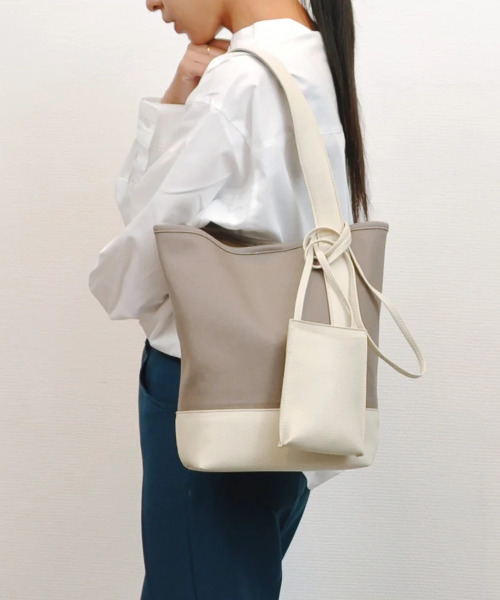 cache cache(カシュ カシュ)の「カシュカシュ cachecache / スマホショルダー付きワンハンドルパーテーショントートバッグ(トートバッグ・レディース・グレー系その他/ブラック×ブラック/ベージュ系その他/ブラック/レッド/イエロー/カーキ/シルバー・FREE)」の4枚目の写真