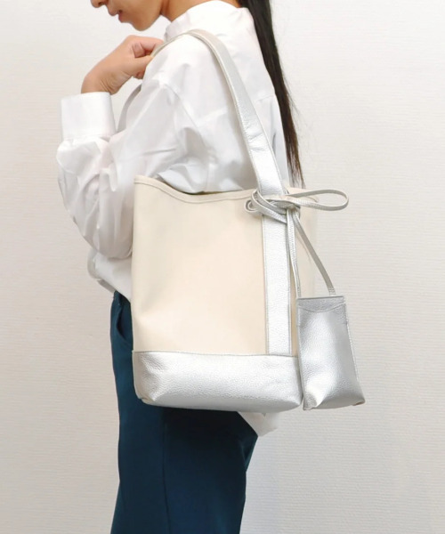 cache cache(カシュ カシュ)の「カシュカシュ cachecache / スマホショルダー付きワンハンドルパーテーショントートバッグ(トートバッグ・レディース・グレー系その他/ブラック×ブラック/ベージュ系その他/ブラック/レッド/イエロー/カーキ/シルバー・FREE)」の8枚目の写真