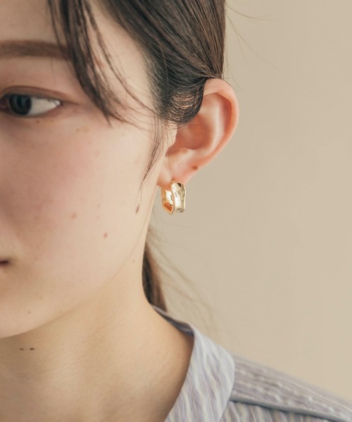 SMELLY(スメリー)の「ニュアンスカーブピアス(ピアス(両耳用)・レディース・ゴールド/シルバー・-)」の5枚目の写真