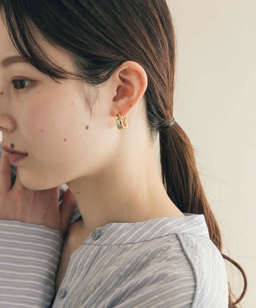 SMELLY(スメリー)の「ニュアンスカーブピアス(ピアス(両耳用)・レディース・ゴールド/シルバー・-)」の8枚目の写真