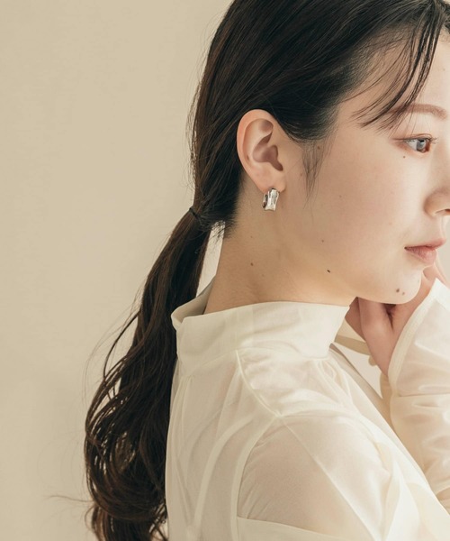 SMELLY(スメリー)の「ニュアンスカーブピアス(ピアス(両耳用)・レディース・ゴールド/シルバー・-)」の3枚目の写真