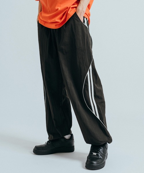 Ressaca(レサーカ)の「サイドライン ワイドシルエットイージートラックパンツ(その他パンツ・メンズ・ブラック/チャコールグレー・XL/L/M)」の19枚目の写真