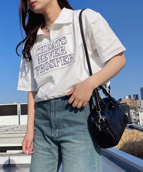 AS KNOW AS plus(アズノゥアズプラス)の「〇ハーフジップ 刺繍ロゴ半袖プルオーバー(Tシャツ/カットソー・レディース・オートミール/ブルー/オフホワイト/ブラック/スミクロ/サックスブルー/モカ/ブラック系/ベージュ系/ホワイト系/ブラック系1/アイボリー系1/ホワイト系1・FREE)」の1枚目の写真