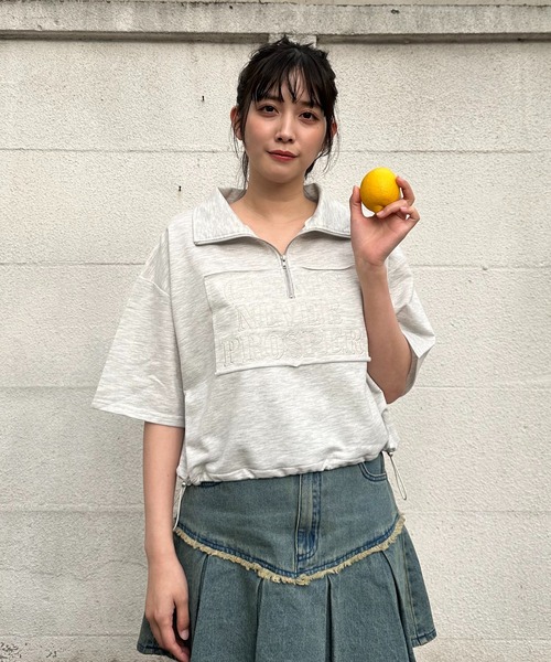 AS KNOW AS plus(アズノゥアズプラス)の「〇ハーフジップ 刺繍ロゴ半袖プルオーバー(Tシャツ/カットソー・レディース・オートミール/ブルー/オフホワイト/ブラック/スミクロ/サックスブルー/モカ/ブラック系/ベージュ系/ホワイト系/ブラック系1/アイボリー系1/ホワイト系1・FREE)」の15枚目の写真