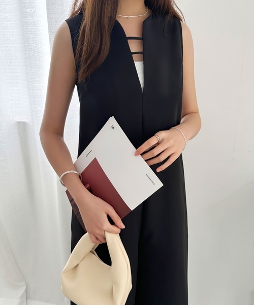 ECLIN(エクラン)の「スキッパネックワイドパンツサロペット(サロペット/オーバーオール・レディース・ブラック/ベージュ/ブルー・S/M)」の2枚目の写真