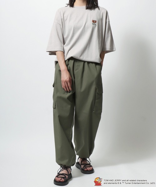 Tom&Jerry(トムアンドジェリー)の「Tom and Jerry/トムとジェリー オーバーサイズ ワンポイント刺繍 リンガー リブライン バックプリント 半袖Tシャツ レディース メンズ(Tシャツ/カットソー・レディース・ホワイト系その他5/ブラック系その他2/ホワイト系その他4/ブラック系その他/ホワイト系その他2/ブラック系その他3/ベージュ/イエロー/ホワイト系その他/ホワイト系その他3/ホワイト・M/L)」の22枚目の写真