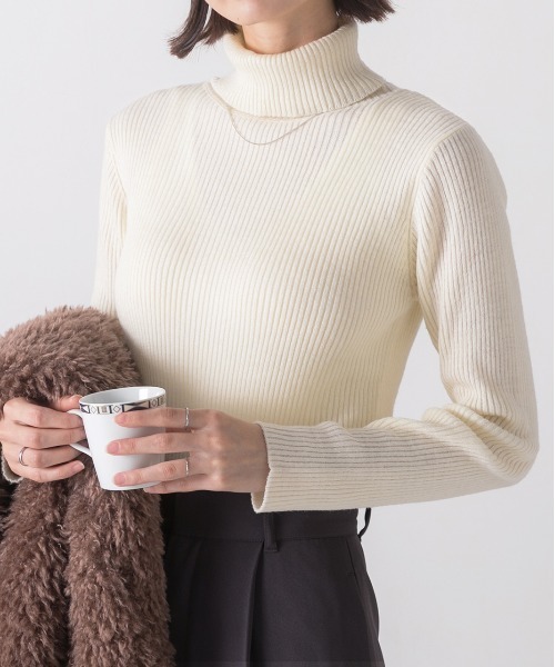 ad thie(アドティエ)の「タートルネックリブニットトップス(ニット/セーター・レディース・グレー/オフホワイト/ブラック/ライトブルー/ピンクベージュ/キャメル/グリーン/ブラウン/ライトグリーン/ボルドー/マスタード/ラベンダー/パープル・MEDIUM)」の2枚目の写真
