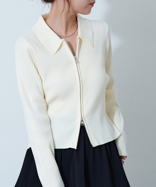 COLONY 2139（コロニートゥーワンスリーナイン）の「エステルヤーン衿付きダブルジップリブトップス（ニット/セーター・レディース・グレイッシュベージュ/グレー/レッド/ブラック/ライム/オフホワイト/ライトグレー・FREE）」の2枚目の写真