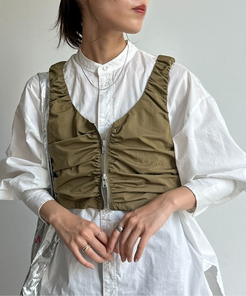 CPCM(シーピーシーエム)の「ジップギャザービスチェ(ベスト・レディース・ブラック/カーキ・F)」の1枚目の写真