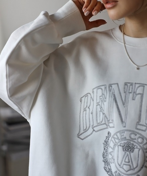 ロゴ刺繡 ボンジュールサガン 白抜きカレッジロゴ刺繍BIGスウェット Bonjour Sagan（ボンジュールサガン）の「白抜きカレッジロゴ