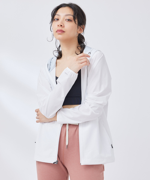 Vuori（ヴオリ）の「【VUORI 】Womwns Outdoor Trainer Shell フード付きジャケット（マウンテンパーカー・レディース・ブラック系その他/ライトグレー/ホワイト系その他・S）」の2枚目の写真