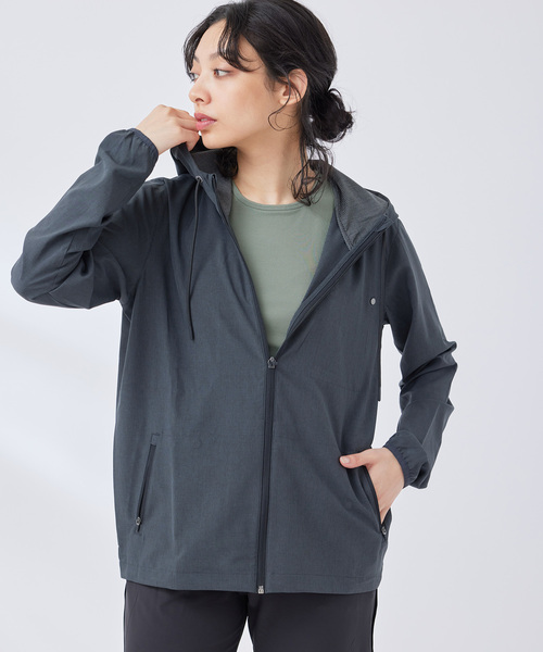 Vuori（ヴオリ）の「【VUORI 】Womwns Outdoor Trainer Shell フード付きジャケット（マウンテンパーカー・レディース・ブラック系その他/ライトグレー/ホワイト系その他・S）」の4枚目の写真