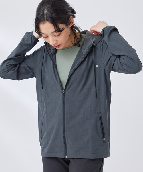 Vuori（ヴオリ）の「【VUORI 】Womwns Outdoor Trainer Shell フード付きジャケット（マウンテンパーカー・レディース・ブラック系その他/ライトグレー/ホワイト系その他・S）」の5枚目の写真