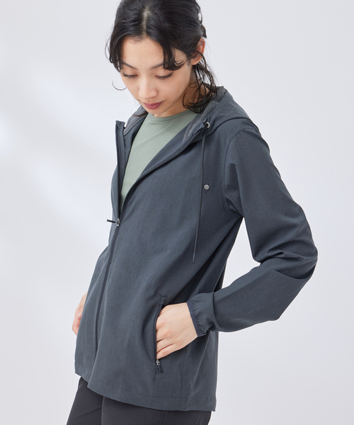 Vuori（ヴオリ）の「【VUORI 】Womwns Outdoor Trainer Shell フード付きジャケット（マウンテンパーカー・レディース・ブラック系その他/ライトグレー/ホワイト系その他・S）」の6枚目の写真