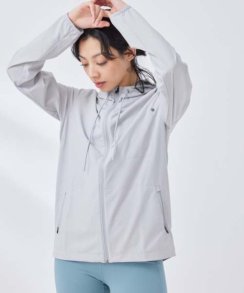 Vuori（ヴオリ）の「【VUORI 】Womwns Outdoor Trainer Shell フード付きジャケット（マウンテンパーカー・レディース・ブラック系その他/ライトグレー/ホワイト系その他・S）」の9枚目の写真