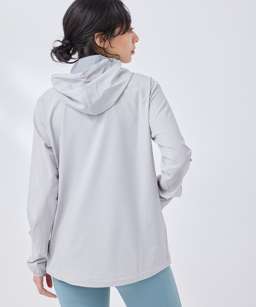 Vuori（ヴオリ）の「【VUORI 】Womwns Outdoor Trainer Shell フード付きジャケット（マウンテンパーカー・レディース・ブラック系その他/ライトグレー/ホワイト系その他・S）」の10枚目の写真